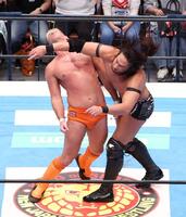 　ザック・セイバーＪｒ．（左）を攻めるＫＯＮＯＳＵＫＥ　ＴＡＫＥＳＨＩＴＡ