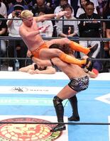 　ザック・セイバーＪｒ．（左）を攻めるＫＯＮＯＳＵＫＥ　ＴＡＫＥＳＨＩＴＡ