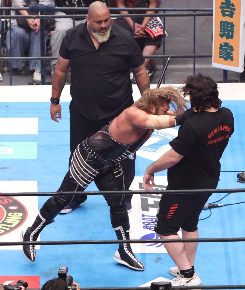 　リング上でＥＶＩＬ（左）とやり合うウルフ・アロン