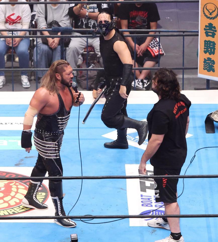 　リング上でＥＶＩＬ（左）とやり合うウルフ・アロン