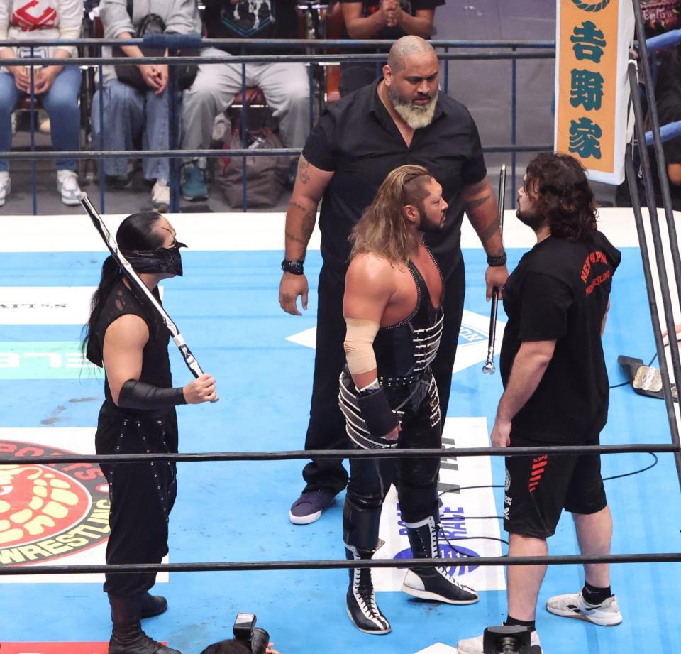 　リング上でＥＶＩＬとにらみ合うウルフ・アロン