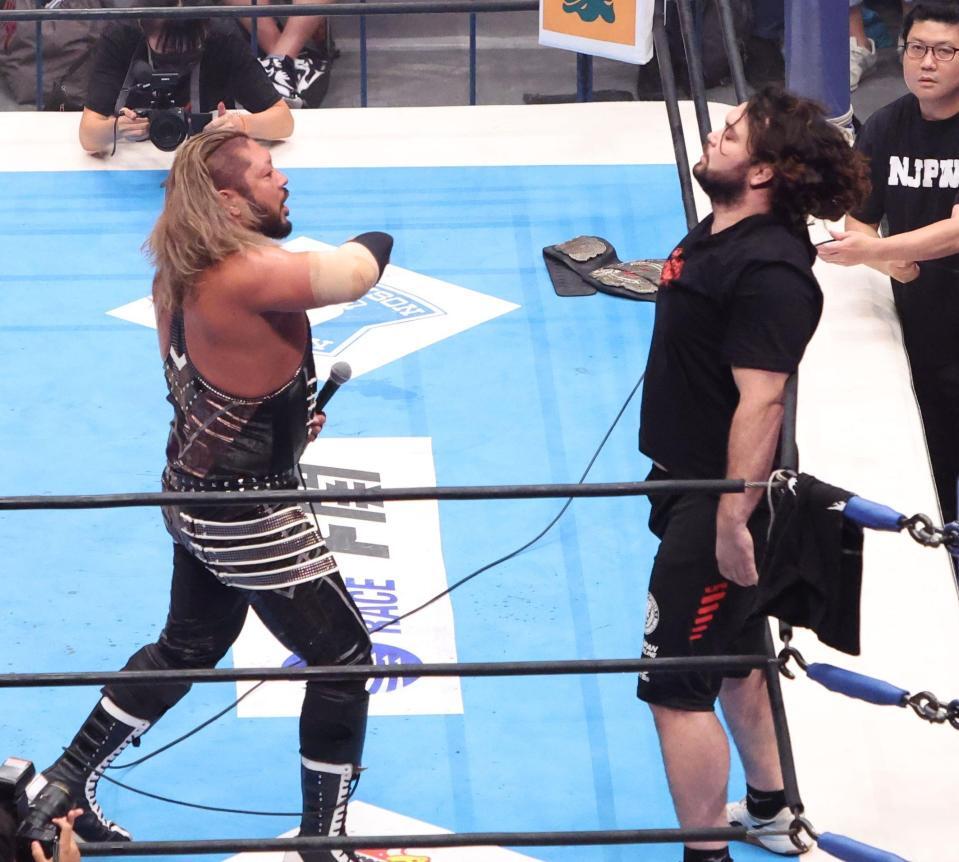 　突然リングに上がりＥＶＩＬ（左）とにらみ合うウルフ・アロン