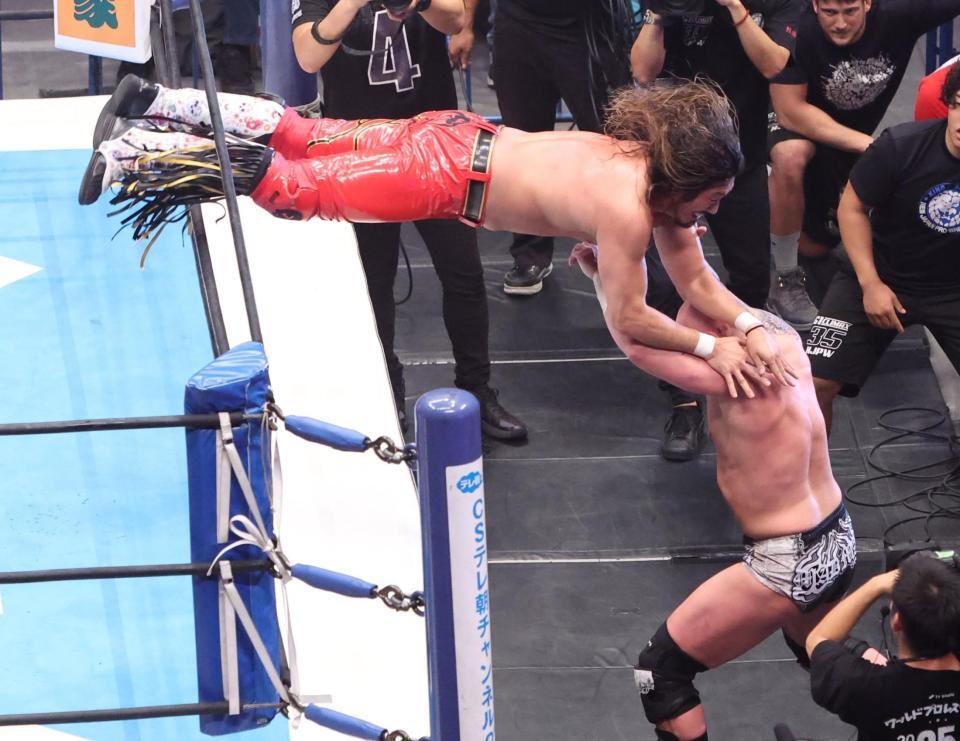 　場外でゲイブ・キッド（右）を攻める辻陽太