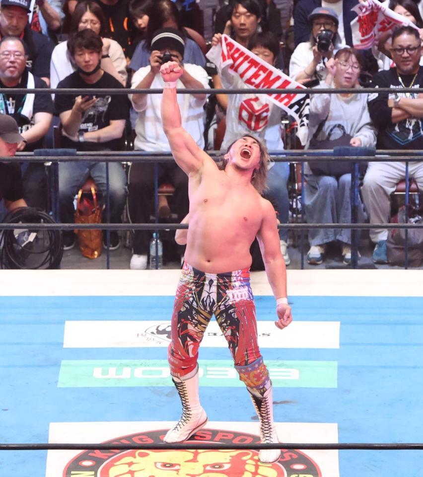 　観衆の前で雄叫びをあげる棚橋弘至