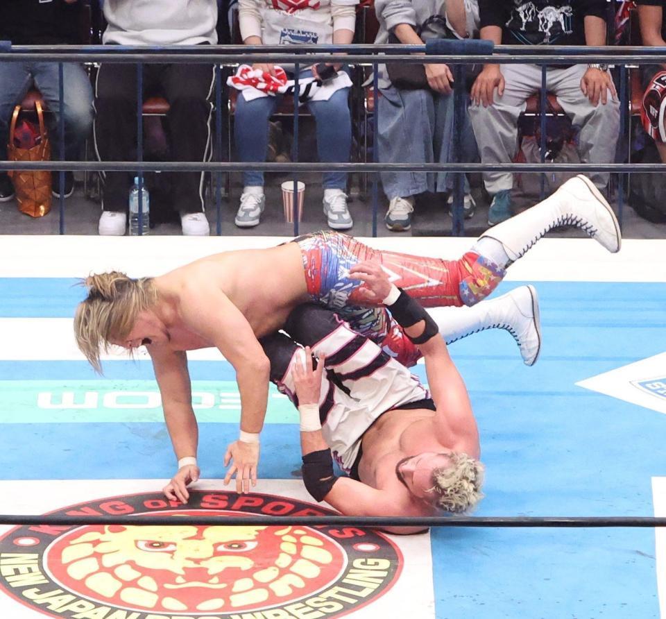 　エル・ファンタズモ（下）にハイフライフローをブロックされる棚橋弘至