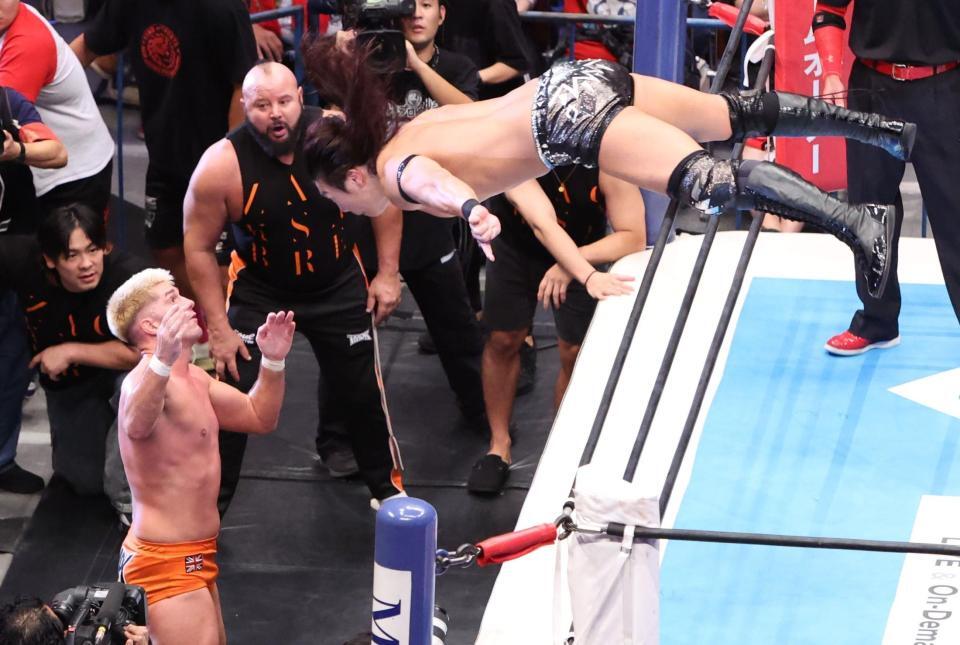 　ザック・セイバーＪｒ．（左）を攻めるＫＯＮＯＳＵＫＥ　ＴＡＫＥＳＨＩＴＡ