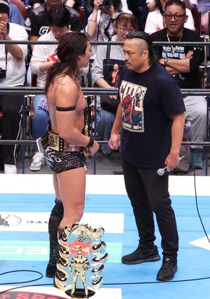 　次期挑戦者に名乗りを上げた後藤洋央紀（右）