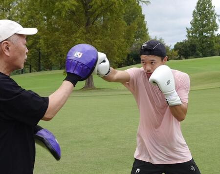 　ゴルフ場でのサーキットトレーニングでミット打ちを行う中谷潤人