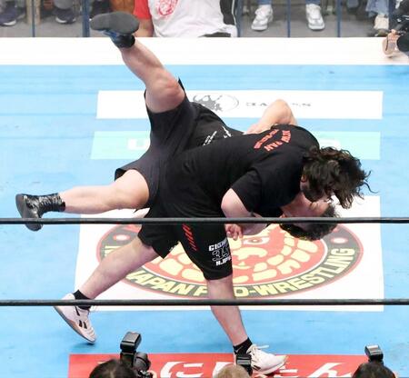 　高橋裕二郎（奥）を払い腰で投げ飛ばすウルフ・アロン