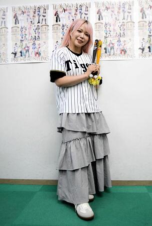 　タイガースユニホームを身につける愛野ユキ