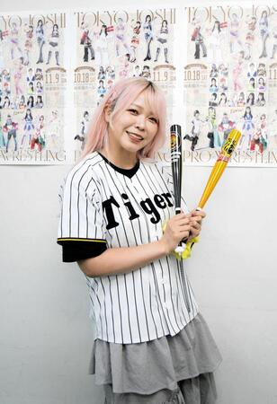 　東京女子プロレス１０・１８後楽園ホール大会のポスターを背に笑顔を見せる愛野ユキ
