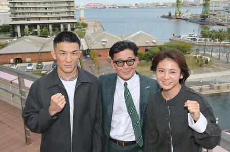 　大会をＰＲする（左）から萩原京平、榊原信行ＣＥＯ、ケイト・ロータス