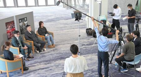 　番組収録に参加する（左から）萩原京平、榊原信行ＣＥＯ、ケイト・ロータス