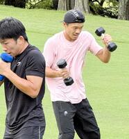 　ゴルフ場での走り込み合宿を公開した中谷潤人（右）