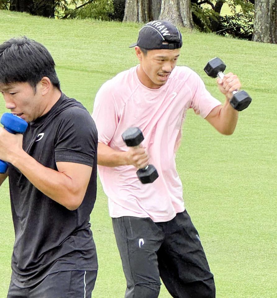 　ゴルフ場での走り込み合宿を公開した中谷潤人（右）