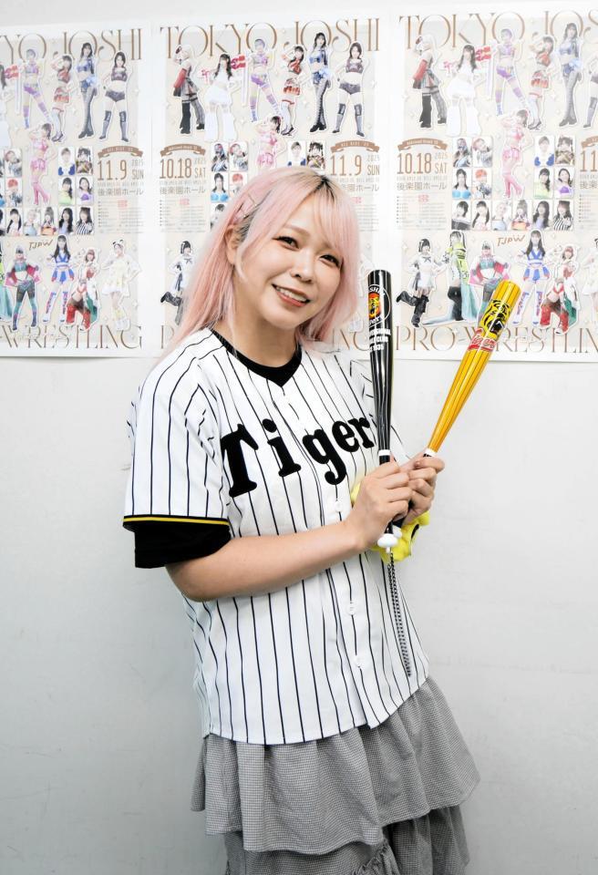 　東京女子プロレス１０・１８後楽園ホール大会のポスターを背に笑顔を見せる愛野ユキ
