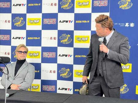 　１０・２２に対戦する潮崎豪（左）に対し、怒りをぶちまけて途中退席する三冠王者の宮原健斗