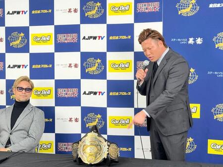 　１０・２２に対戦する潮崎豪（左）に対し、怒りをぶちまける三冠王者の宮原健斗