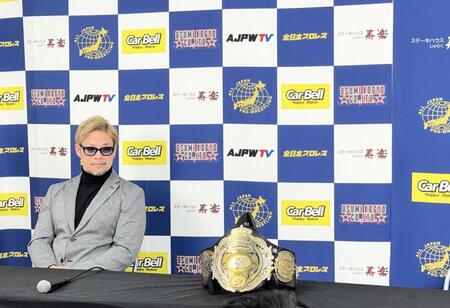 　先に着席して１０・２２に挑戦する三冠王者・宮原健斗を待つ潮崎豪