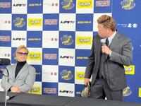 　１０・２２に対戦する潮崎豪（左）に対し、怒りをぶちまけて途中退席する三冠王者の宮原健斗