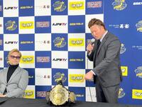 　１０・２２に対戦する潮崎豪（左）に対し、怒りをぶちまける三冠王者の宮原健斗