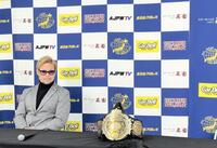 　先に着席して１０・２２に挑戦する三冠王者・宮原健斗を待つ潮崎豪