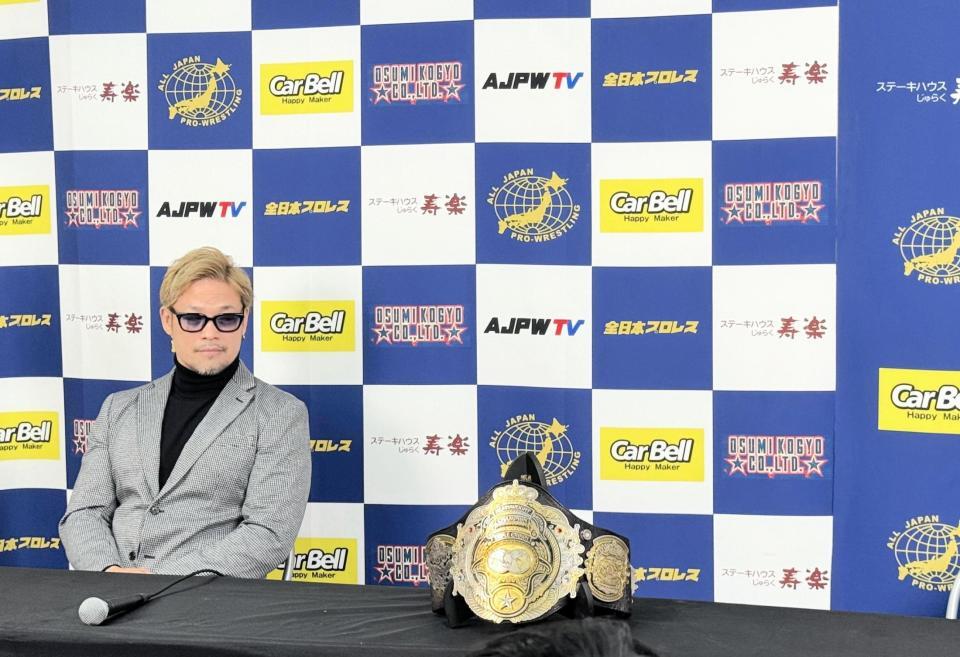 　先に着席して１０・２２に挑戦する三冠王者・宮原健斗を待つ潮崎豪