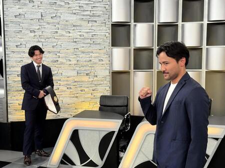 　ＷＯＷＯＷの番組収録に臨み、写真撮影でおどける比嘉大吾（右）と、それを見て笑う高見亨介