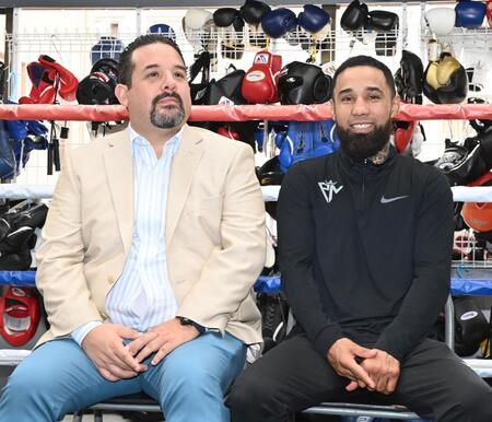 　会見で笑顔を見せるルイス・ネリ。左はプロモーターのレネアビデス氏（撮影・持木克友）