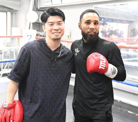 　解説を務める元世界王者の田中恒成（左）と笑顔で写真に納まるルイス・ネリ（撮影・持木克友）