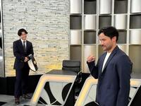 　ＷＯＷＯＷの番組収録に臨み、写真撮影でおどける比嘉大吾（右）と、それを見て笑う高見亨介