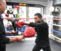 　ミット打ちで強烈なパンチを繰り出すルイス・ネリ（撮影・持木克友）