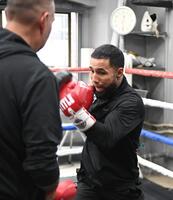 　ミット打ちで強烈なパンチを繰り出すルイス・ネリ（撮影・持木克友）