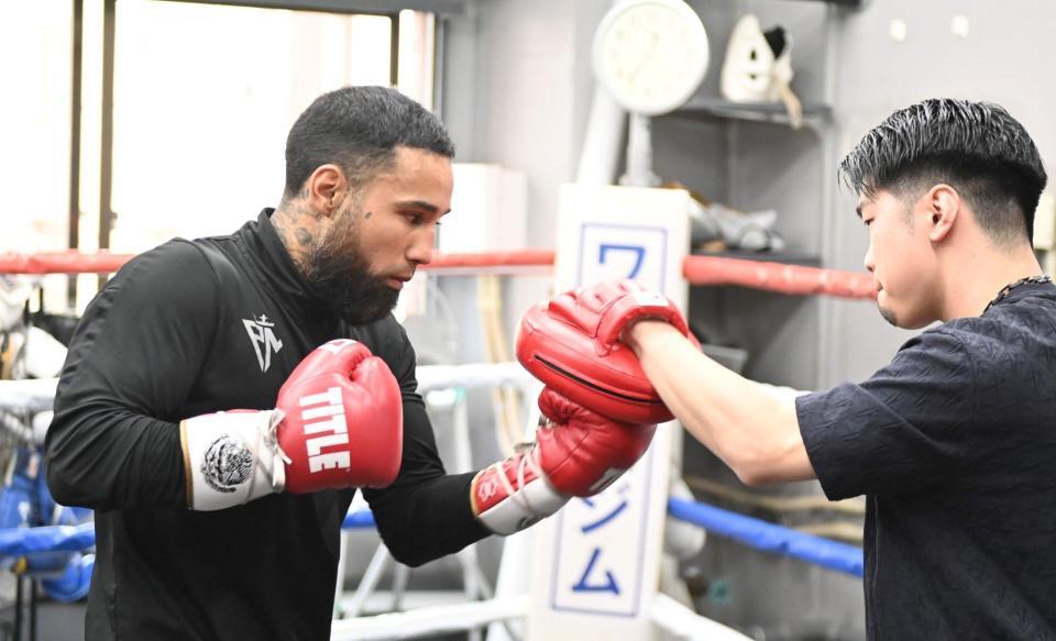 　解説を務める元世界王者の田中恒成（右）のミットにパンチを繰り出すルイス・ネリ（撮影・持木克友）