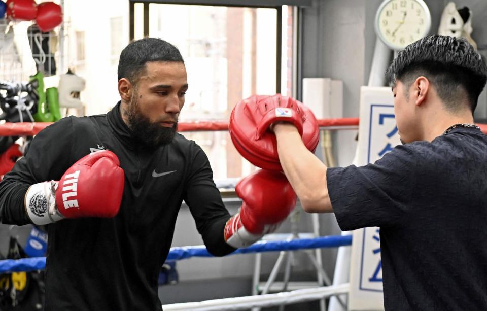 　解説を務める元世界王者の田中恒成（右）のミットにパンチを繰り出すルイス・ネリ（撮影・持木克友）