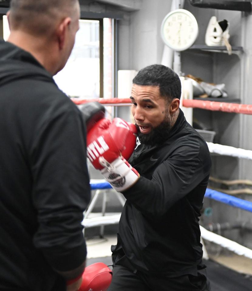 　ミット打ちで強烈なパンチを繰り出すルイス・ネリ（撮影・持木克友）