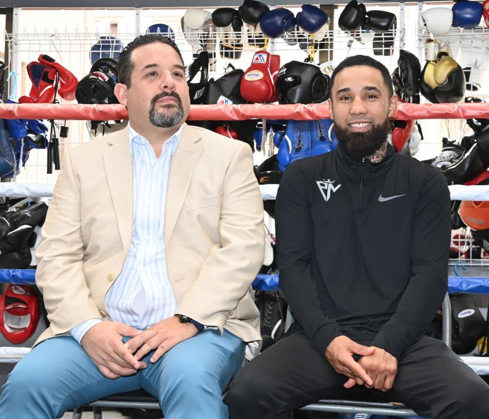 　会見で笑顔を見せるルイス・ネリ。左はプロモーターのレネアビデス氏（撮影・持木克友）