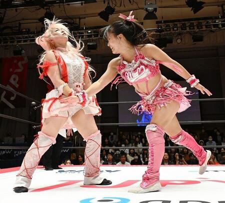 　愛野ユキ（左）を攻める渡辺未詩（提供：東京女子プロレス）