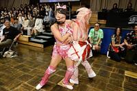 　場外戦で激しくぶつかる愛野ユキ（右）と渡辺未詩（提供：東京女子プロレス）