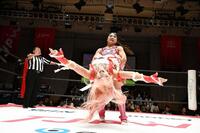 　ジャイアントスイングで愛野ユキを振り回す渡辺未詩（提供：東京女子プロレス）