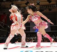 　愛野ユキ（左）を攻める渡辺未詩（提供：東京女子プロレス）