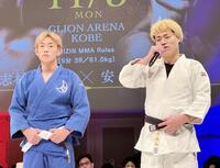 　安井飛馬（左）の練習パートナーとして登場した１０人ニキ