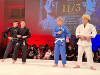 　安井飛馬（右から２人目）の練習パートナーとして登場した１０人ニキ（右端）