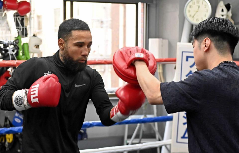 　田中恒成氏（右）のミットにパンチを繰り出すルイス・ネリ（撮影・持木克友）