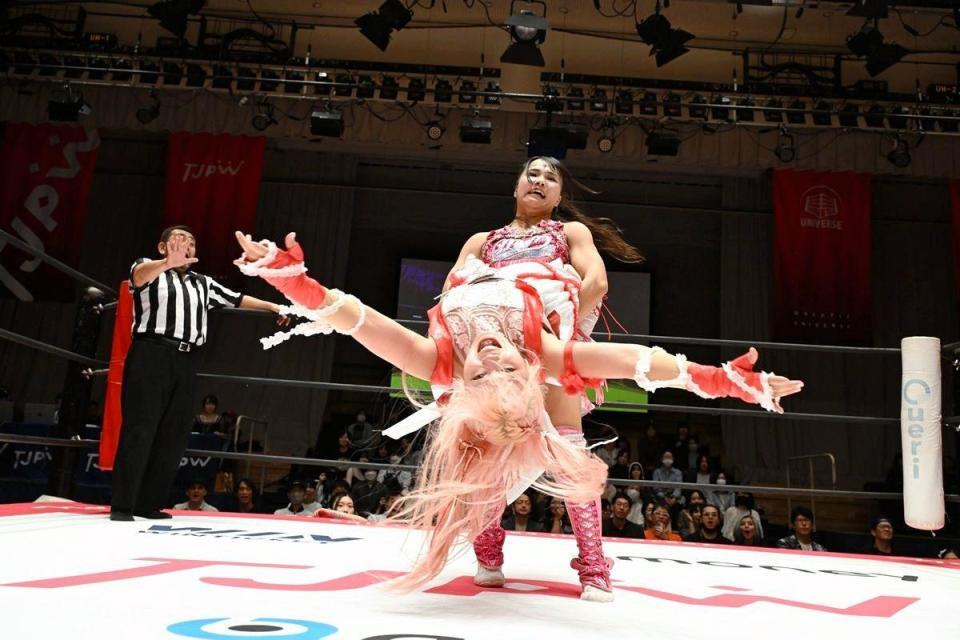 　ジャイアントスイングで愛野ユキを振り回す渡辺未詩（提供：東京女子プロレス）