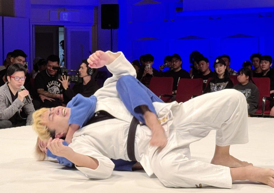 安井飛馬(下)の練習パートナーとして登場し、裸絞めで絞められる10人ニキ