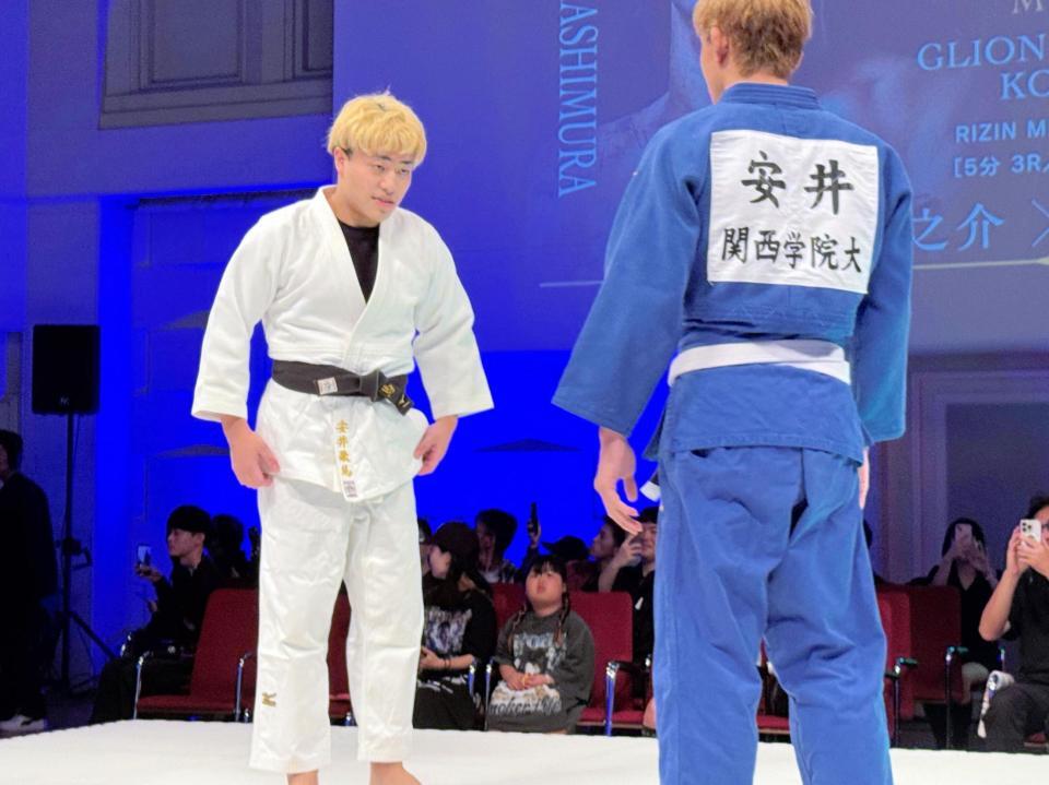 　安井飛馬（右）の練習パートナーとして登場した１０人ニキ