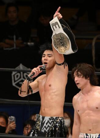 　勝利して歓声に応える武知海青（撮影・堀内翔）