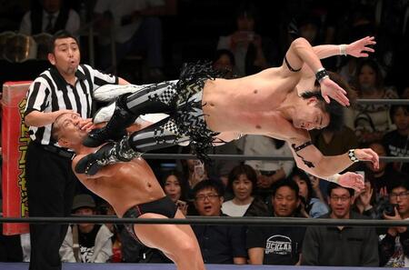 　鈴木みのる（左）を攻める武知海青（撮影・堀内翔）