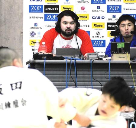 　小学生大会のゲスト解説を務めたウルフ・アロン（中央）。右はドンマイ川端